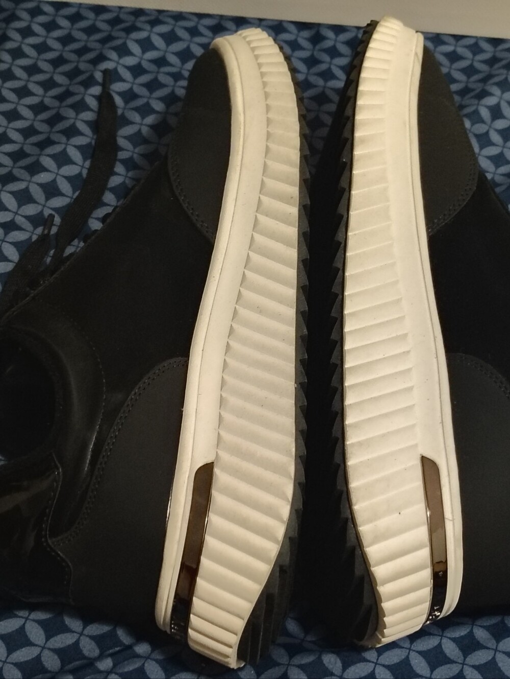 DKNY women's Laurence zip sneakers in black and white Size 10Medium. - Picture 2 of 9